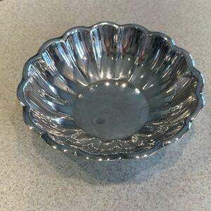 Reed & Barton vintage Holiday # 175 Silver plate scalloped serving dish 8” dim